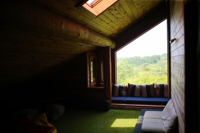 窓から景色をのんびり眺めることのできる『HOLIDAY HOME 3』の屋根裏スペース