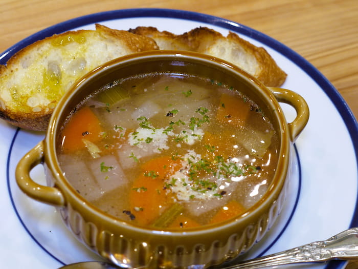 セットにすると、野菜たっぷりミネストローネスープ（赤or白）・バゲット付き※写真のスープは白