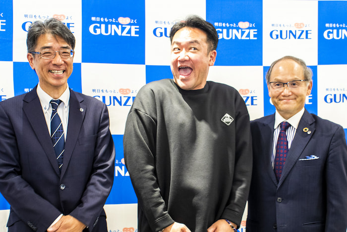 （写真左から）つかしん事業所長 宮所 宏さん、たむらけんじさん、代表取締役社長 赤瀬 康広さん