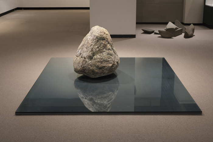 《関係項》
1968／2019 年
石、鉄、ガラス
石：高さ約 80cm、鉄板：1.6×240×200cm
ガラス板：1.5×240×200cm
森美術館、東京
Photo by Kei Miyajima