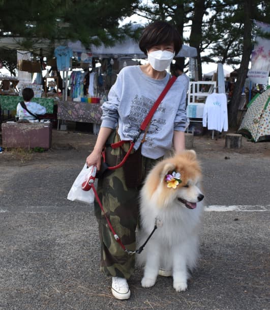 フラガール秋田犬・こまちちゃんはおかあさんと一緒に楽しみます
