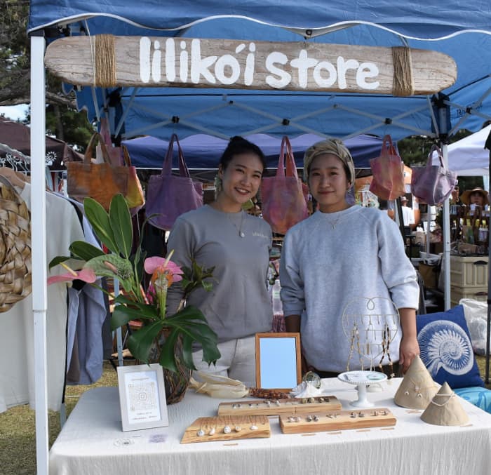 繊細なアクセサリーや小物を販売する「lilikoi store」のお二人