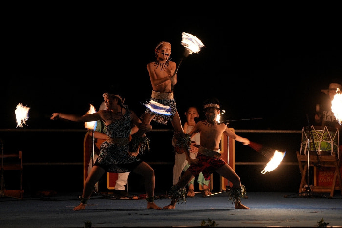 ポリネシアンショーで披露された迫力のファイヤーダンス（写真撮影：AWAHAWAステージ専属・内山カメラマン）