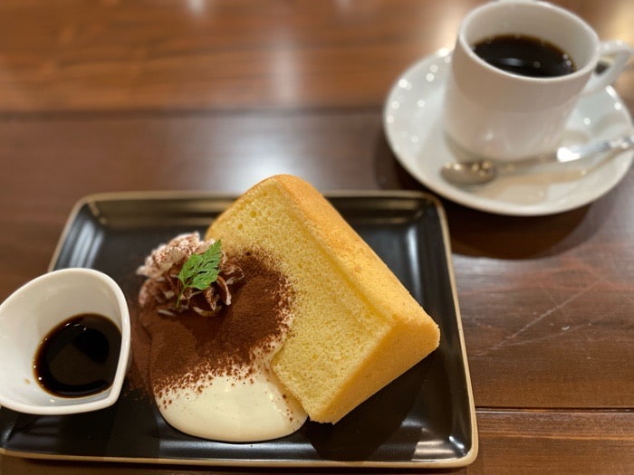 「ティラミスシフォンケーキ コーヒーセット」750円（税込）
お兄さんの作るシフォンケーキは早くもファン増加中