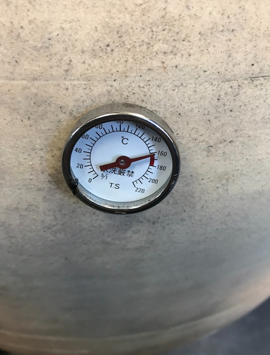 壺内を160～180度に保つよう温度計で管理
