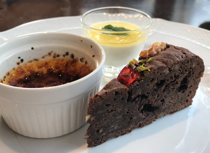 （左）「クレームブリュレ」、（奥）「ブランマンジェ」、（右）「クルミとピスタチオのチョコレートケーキ」