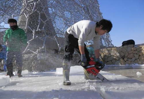 六甲山の冬の風物詩「氷の切り出し」　神戸市灘区