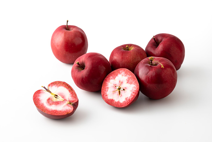 果肉が真っ赤な品種のりんご「ジェネバ」