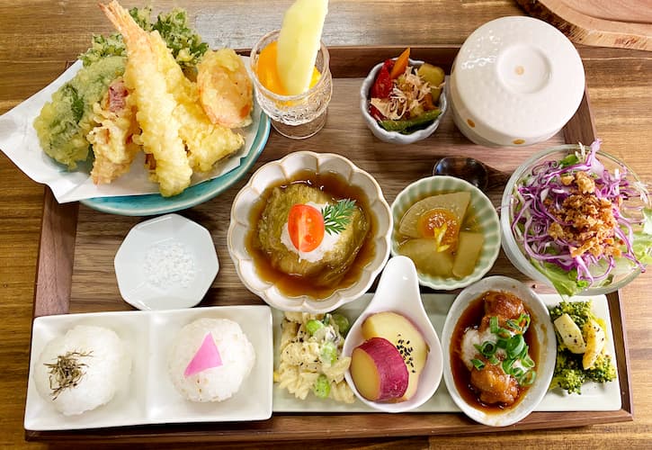 天ぷら、メイン、煮物、サラダ、茶碗蒸し、手毬ずし、お惣菜の数々と贅沢なランチプレート