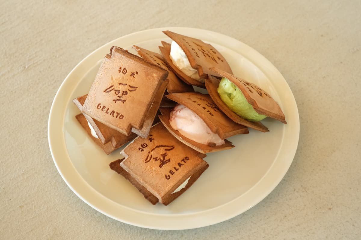 狛犬ミルク・チョコレート・ピスタチオ・ストロベリーミルク・ラムレーズン・アップルシナモンの６つのお味から選べます。「瓦煎餅アイスサンド」1個300円（税込）※お店提供写真
