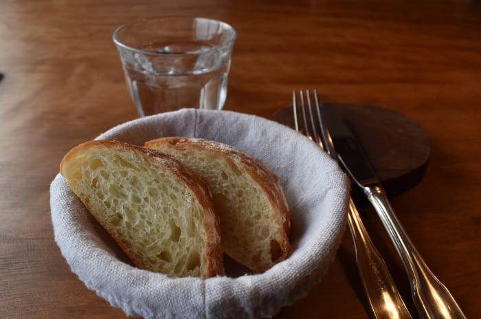 自家製パン オリーブオイル風味のもちもちパンです