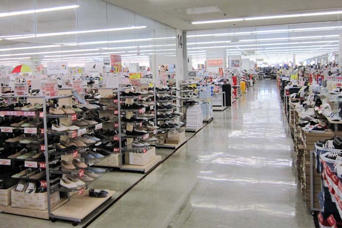 靴のヒラキ岩岡店・本館3階の様子。紳士・婦人靴・スニーカーなど充実のラインナップ！