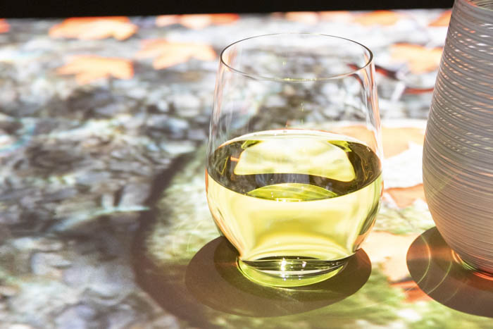 日本酒、ワインも“made in 神戸”がズラリ。天然の抗酸化質を含む布引の天然水・神戸ウォーターで作った「レモネード」や、「神戸ワインぶどうジュース」（写真）などのソフトドリンクも