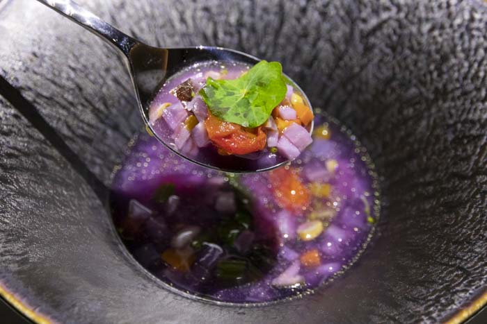 「15種神戸野菜のガルビュール」フランスの郷土料理で、塩だけとは思えない深い味わいが楽しめます