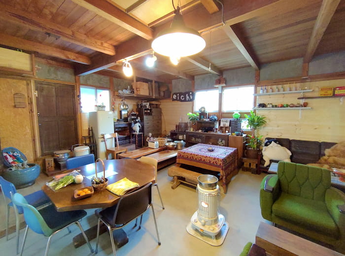 骨董品店「eichi」はスタッフの休憩スペースにもなっていてほっとする空間
