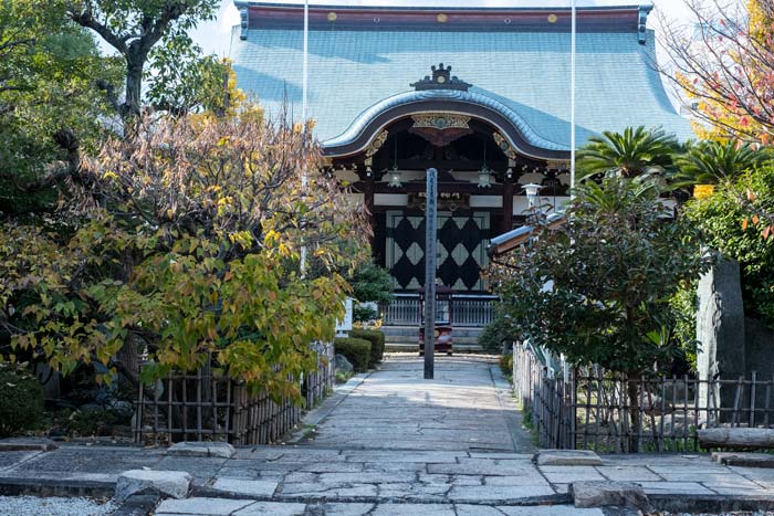 『月輪影殿（本堂）』
歴代皇族の墓所として知られる京都東山「月輪御陵」の拝殿を昭和29年に移築した、由緒ある建物です