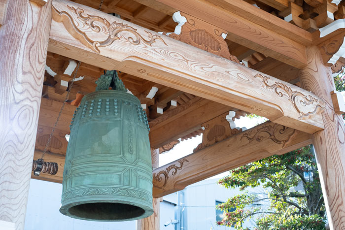 木彫りの装飾が素敵な「鐘楼堂」。阪神大震災でついた梵鐘の傷は、自然災害への警鐘として残しているそう