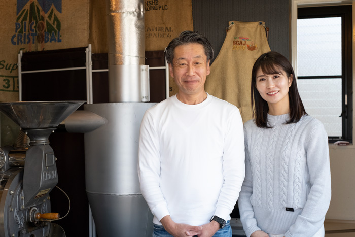 （左）焙煎士の宮田 倫好さん、（右）平成珈琲の代表・今江 宏美さん。実はお二人とも元々は紅茶党だったんだそう（笑）