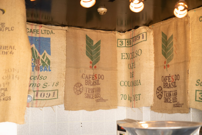 焙煎室にはコーヒー豆の輸送に使う麻袋が飾られていました。お洒落ですな～
