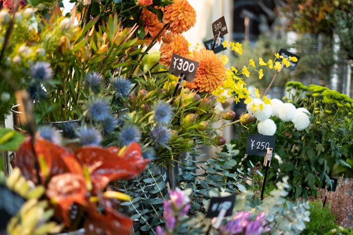 姫路や大阪の市場で仕入れた生花も販売！