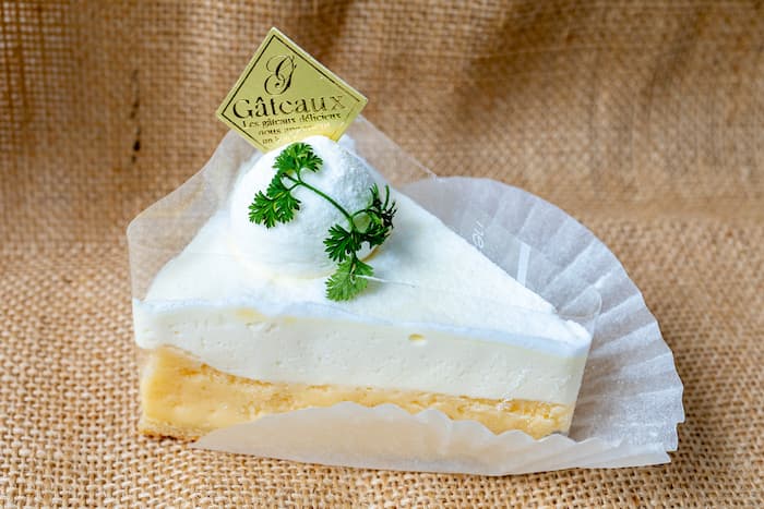 レアチーズ×ベイクドチーズの2種をあわせた「贅沢チーズケーキ」470円（税込）