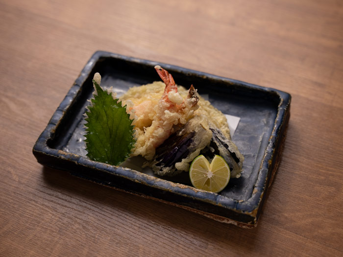 「天ぷら盛り合わせ（海老二尾、穴子、魚、野菜）」1,430円（税込）　写真提供／炭と蕎麦 那由多