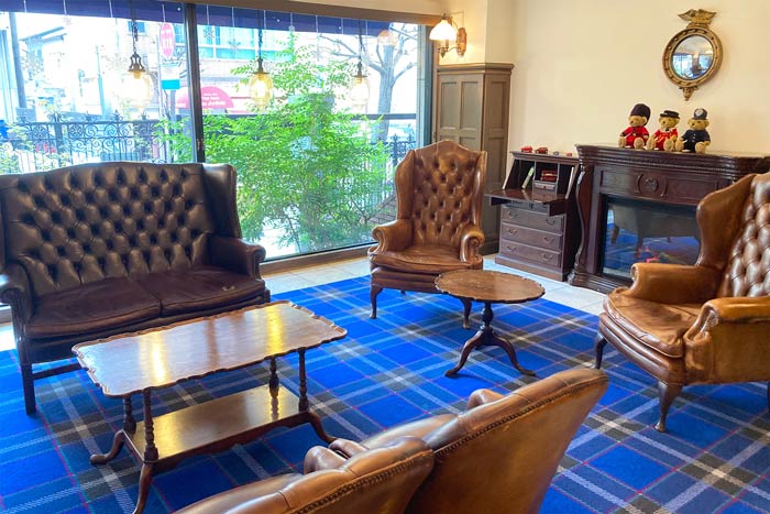 一点物のアンティーク家具を揃えた、英国調のクラシックな雰囲気が魅力的な神戸トアロードホテル山楽