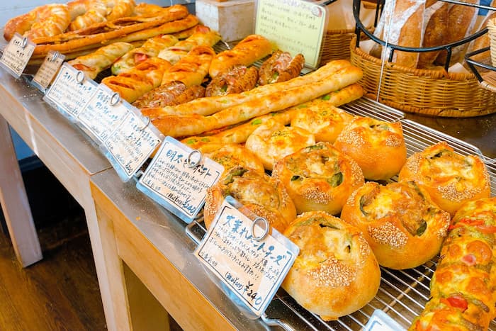 パンはお店のすぐ隣で製造しており、焼きたての香りが食欲を掻き立てます