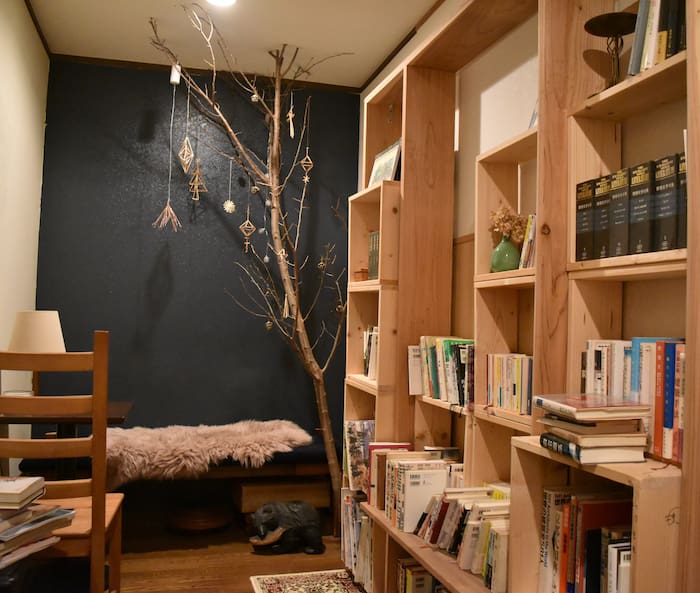 2階の読書スペース 子ども達と作った本棚に豊永さんの幼少期の愛読書や寄贈された本が並ぶ