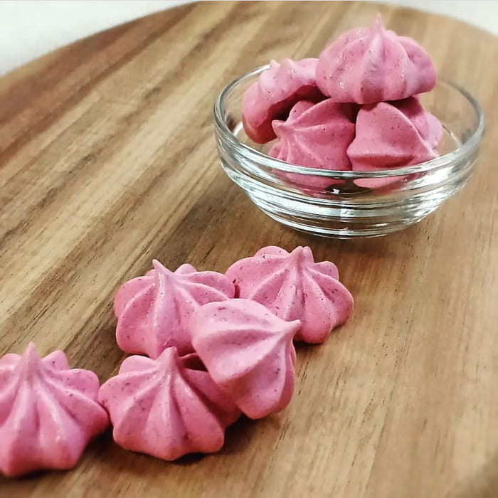ピンク色がかわいい「ボナペティシリーズ」の“カシスメレンゲ”は卵白を使用していない自然の材料のみで作られた不思議なお菓子