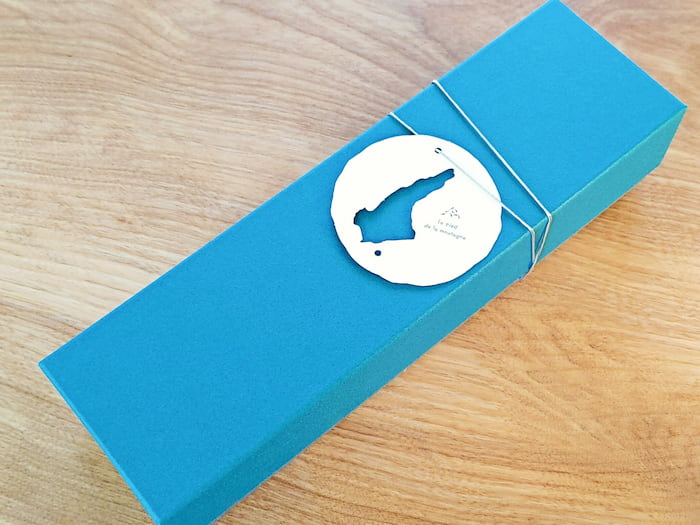 鮮やかなブルーのギフトBOXに淡路島を型取ったタグ