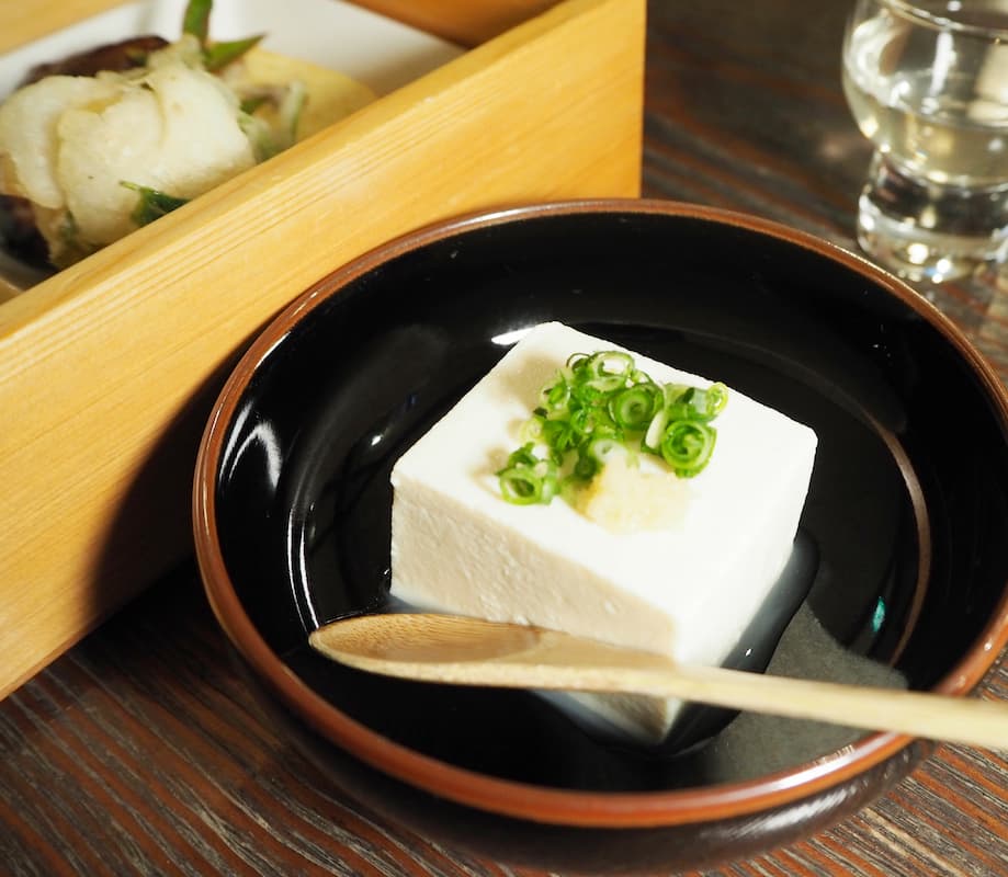 国産丸大豆で作られた豆腐は、まずそのままで。豆腐独自の甘味を楽しんだ後は、お好みでお醤油や塩をつけて