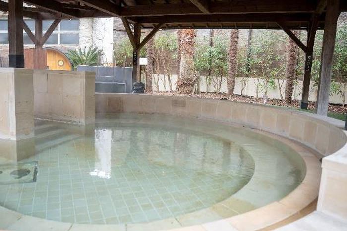 隣接する「寿ノ湯」は、炭酸泉、壺湯、岩風呂、寝湯、ジェットバス、電気風呂、サウナ（ロウリュ塩・高温）の7つのお風呂を備えた新型ライフスタイル温泉