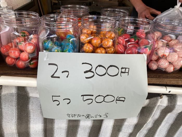 日本でもブームの韓国のお菓子「地球グミ」も人気です
「梅田で買うより安い」とお子様連れの方が買いに来られるんだとか