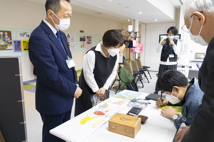 アーティスト・石村嘉成さんが「こども本の森 神戸」名誉館長・竹下景子さんを表敬訪問 [画像]