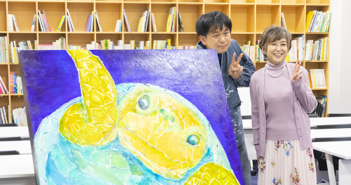 アーティスト・石村嘉成さんが「こども本の森 神戸」名誉館長・竹下景子さんを表敬訪問