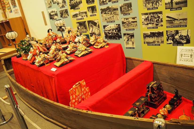 今年初の「和船“太閤丸”に乗船した雛人形」