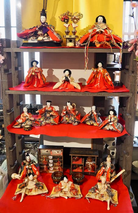 「ふるさとカフェ　お茶◯ん」店内に飾られた雛人形