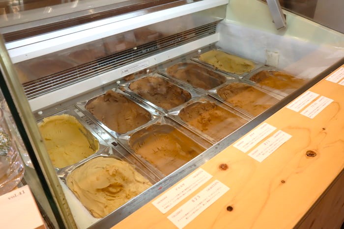 それぞれのチョコレートがもつ個性を楽しめるようシンプルな材料で作られるアイスクリーム