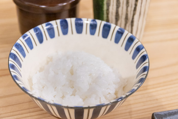 とんかつのお供に欠かせないごはんは、熊本産の幻のお米『旭』を信楽焼の土鍋で炊き上げており、しっとり艶やか。土鍋ならではのふっくらとした炊きあがりがずっと味わえます！