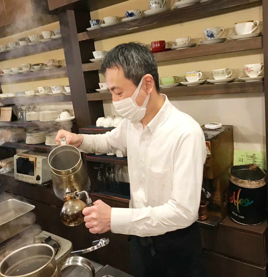 コーヒーを注ぐオーナーの松岡啓輔さん