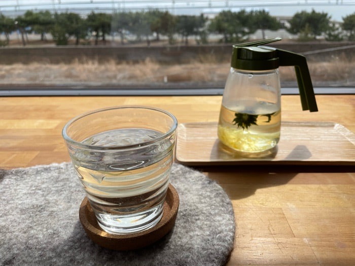 廣田農園（淡路島）の食用カレンデュラを使った「カレンデュラティー」。ハーブティーと中国茶の間のよう。クセがなく飲みやすいです