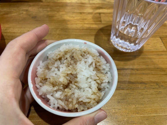 小鉢に入ったご飯には甘辛いタレがかかっています。「追い飯」は申告制ですので「まぜそば」を食べ終わったら、店員さんに声をかけてください