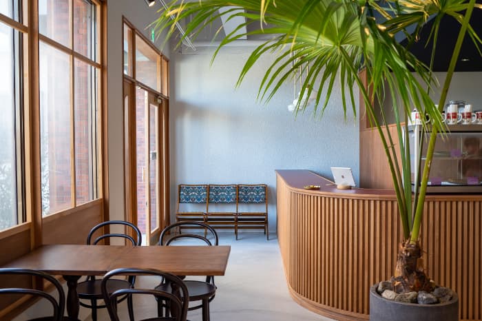 1階の「喫茶バンコ」はホテルのフロント機能もあるカフェ
