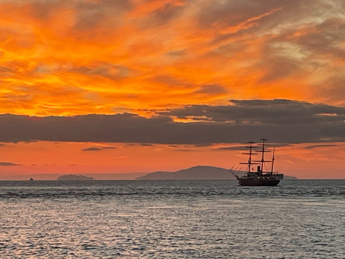 遊覧帆船から絶景の夕日を眺めるすばらしい体験