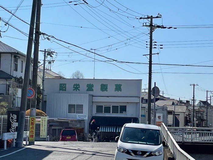 バス停「福田小学校前」から徒歩約5分。駐車場は敷地内に2台分あります