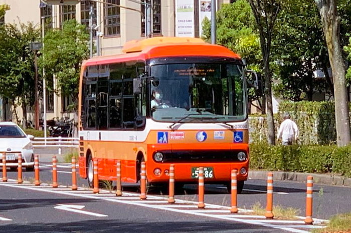 学園東町の街並にマッチする小型バスの「ポンチョ」を起用