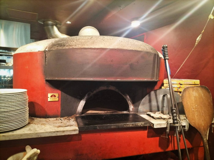 イタリア製の本格薪窯を使ったナポリピッツァと、生麺を使用したもっちり食感のパスタも大人気