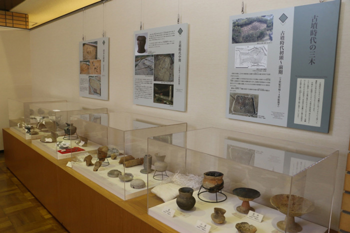 資料館では古代から現代までの歴史資料約300点が常設展示されています