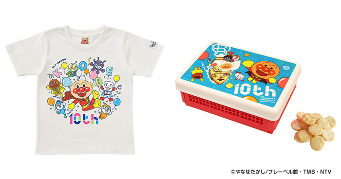 （左）「ユアデザインファクトリーTシャツ　10周年デザイン」、（右）「10周年おせんべ付き折りたたみランチケース」